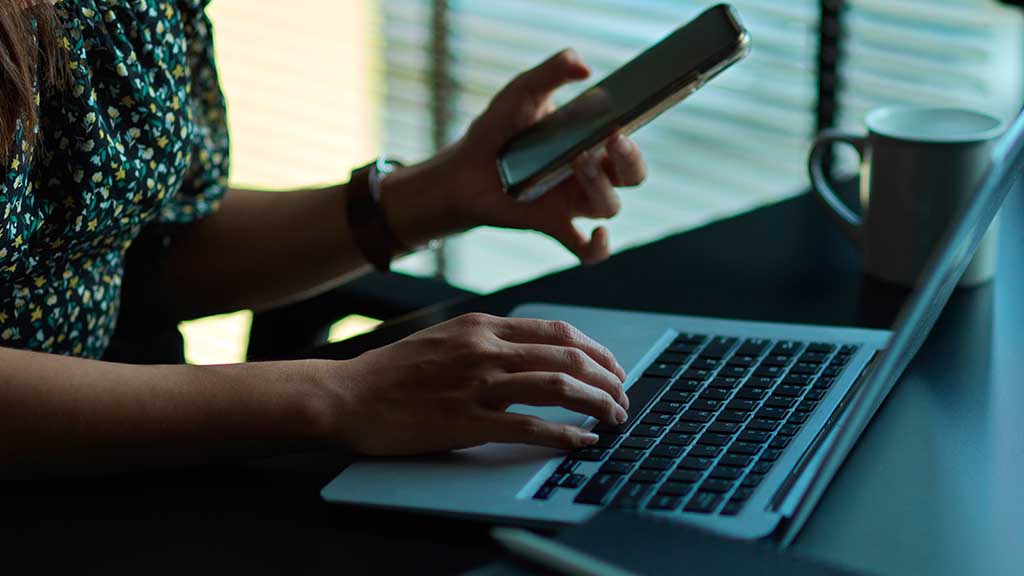 Mulher trabalhando com automação e IA no CRM